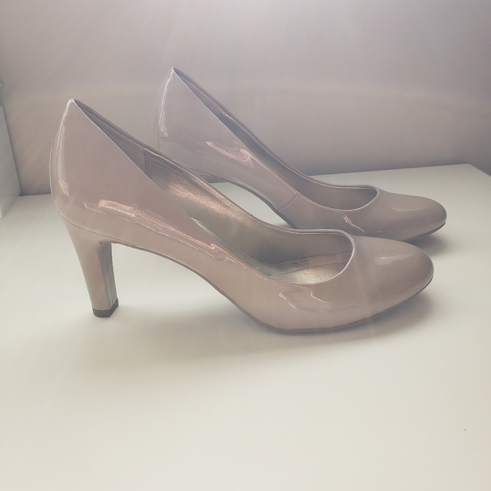 COPY - Nude Bandolino Closed Toe Heels - Picture 2 of 7